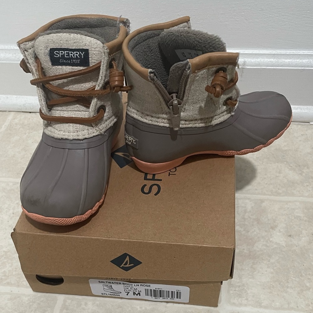 Sperry toddler duck boots.  Excellent condition.  Ships with box.